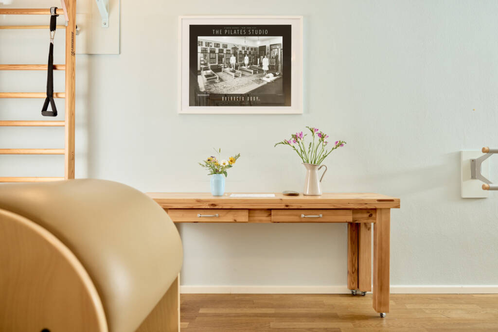 Ansicht Sprossenwand und Tisch mit zwei Blumenvasen im Makeda Pilates Studio Berlin im Prenzlauer Berg