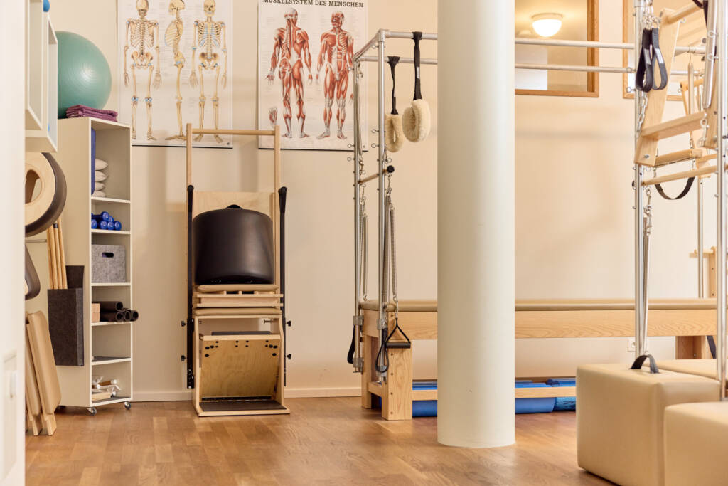 Weitwinkelansicht vom Trainingsraum im Makeda Pilates Studio mit Geraeten, Matten, Ball und Hanteln