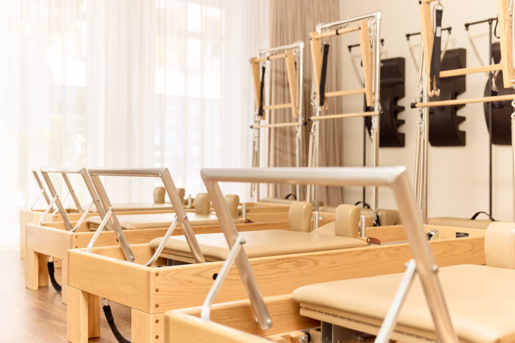 Ansicht von vier Reformer Geraeten im Makeda Pilates Studio Berlin im Prenzlauer Berg