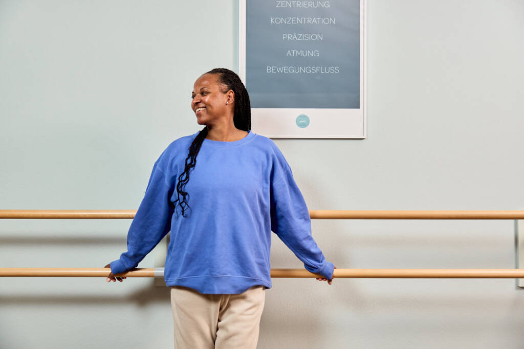 Trainerin und Inhaberin Jane Fiedrich steht vor der Wand im Makeda Pilates Studio Berlin im Prenzlauer Berg