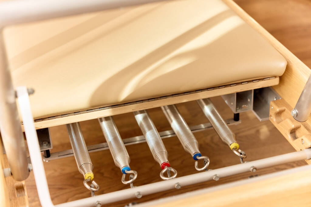 Nahaufnahme von den Federn und der Liegeflaeche des Reformer Geraetes im Makeda Pilates Studio in Berlin Prenzlauer Berg