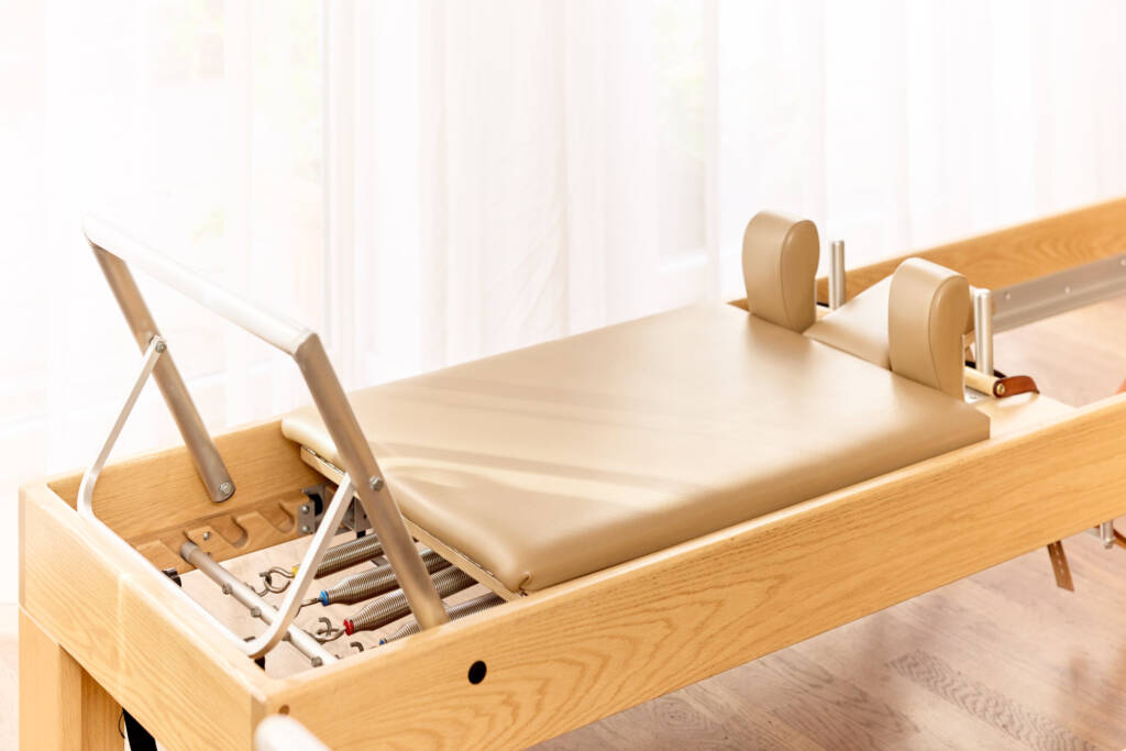 Liegeflaeche auf dem Reformer im Makeda Pilates Studio in Berlin Prenzlauer Berg