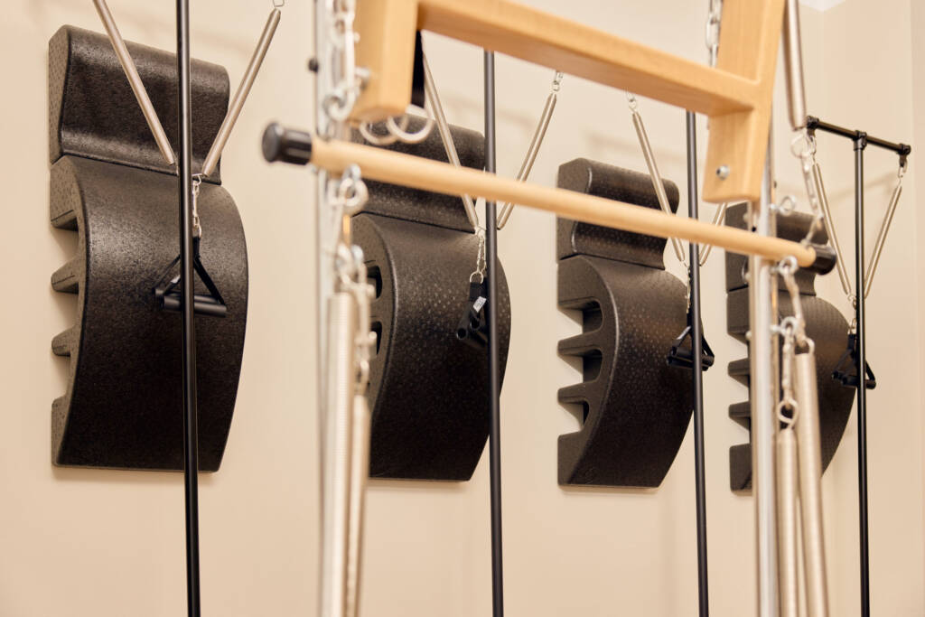 Nahaufnahme vom Reformer Geraet bei Lindiwe Fierich trainiert am Reformer im Makeda Pilates Studio in Berlin Prenzlauer Berg